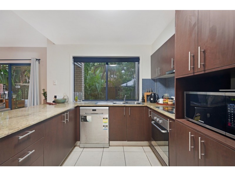 2/170 Whiting Street, Labrador QLD 4215