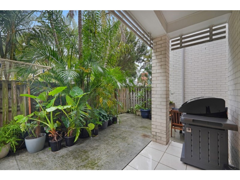 2/170 Whiting Street, Labrador QLD 4215