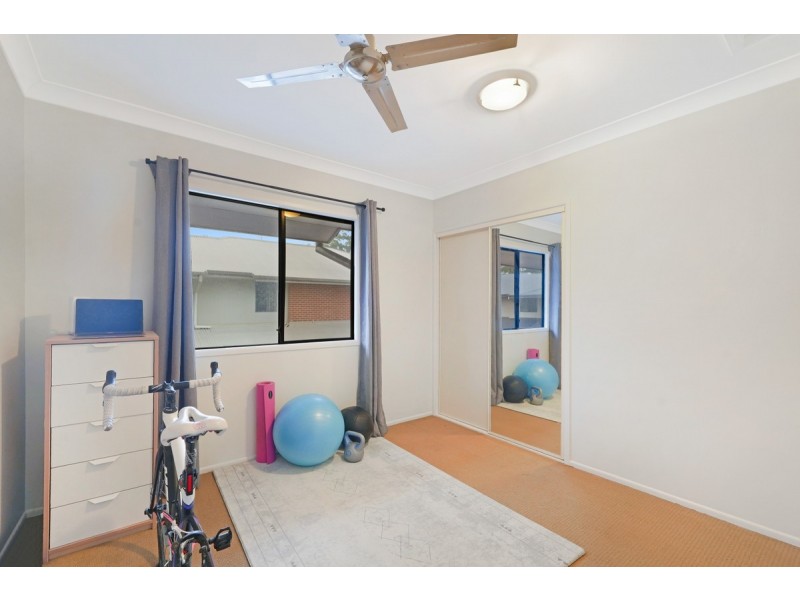 2/170 Whiting Street, Labrador QLD 4215
