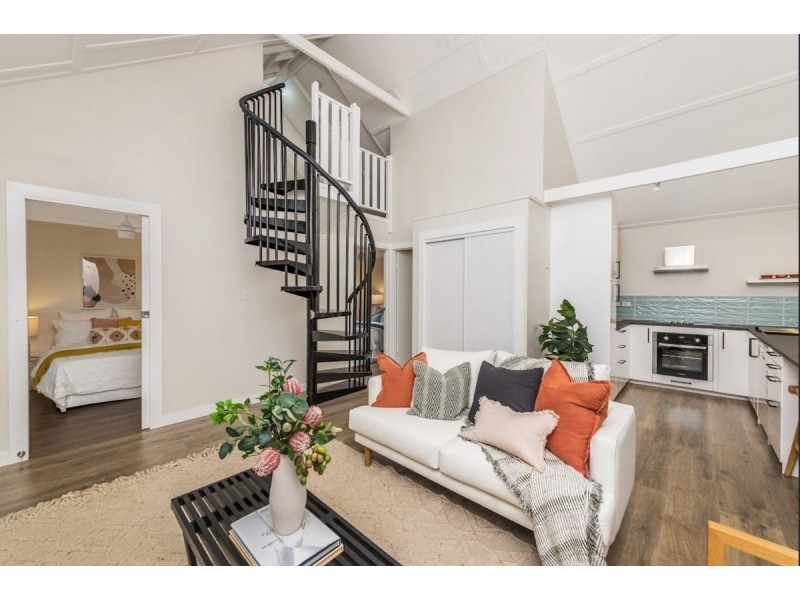 1/6 McWilliam Close, Labrador QLD 4215