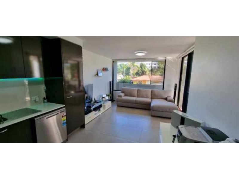 2/43 Lenneberg Street, Southport QLD 4215