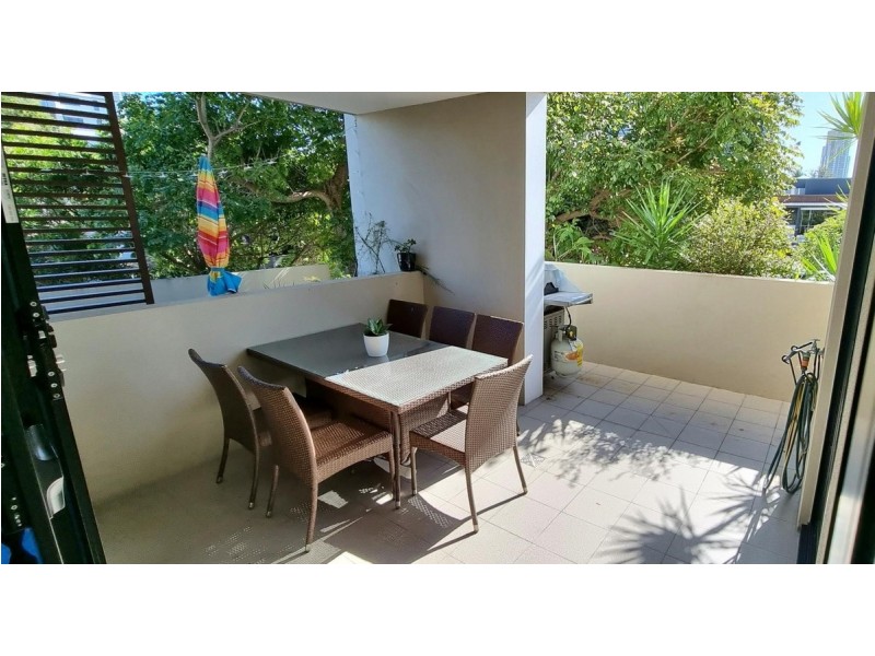 2/43 Lenneberg Street, Southport QLD 4215