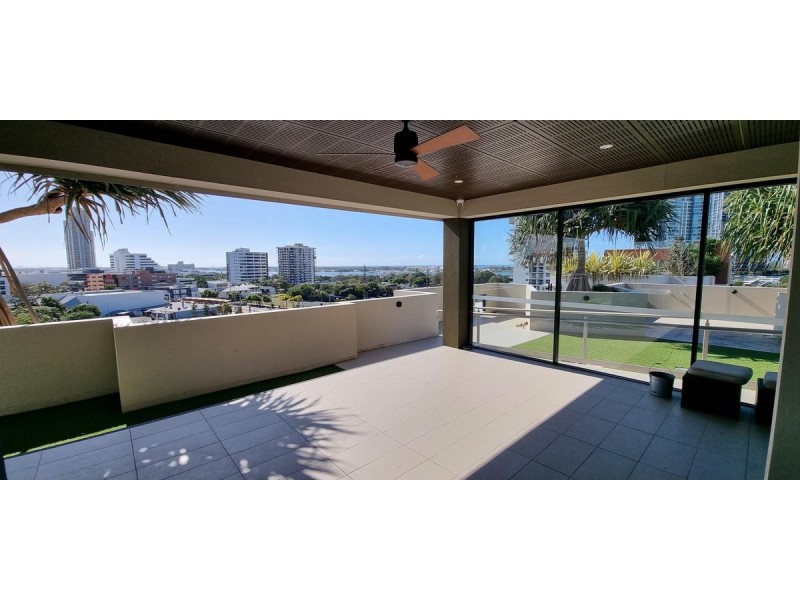 2/43 Lenneberg Street, Southport QLD 4215
