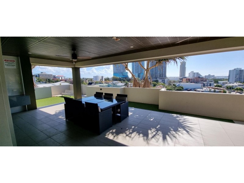 2/43 Lenneberg Street, Southport QLD 4215
