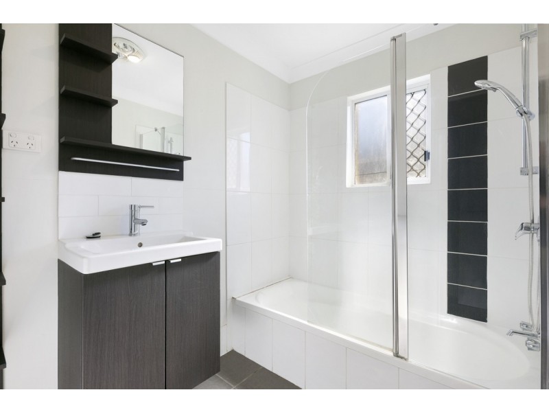 58 Deakin Avenue, Southport QLD 4215