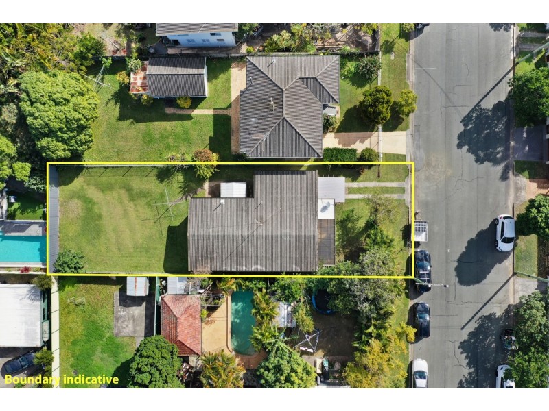 4 First Avenue, Labrador QLD 4215