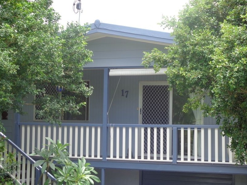 17 Warana Avenue, Southport QLD 4215