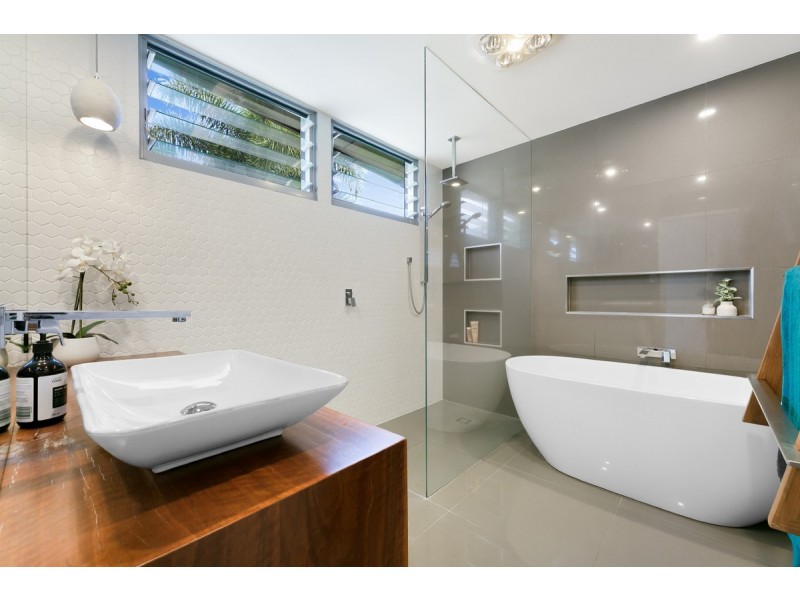 8 Terrigal Crescent, Southport QLD 4215