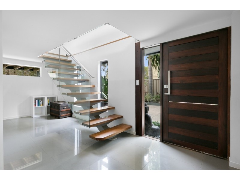 8 Terrigal Crescent, Southport QLD 4215