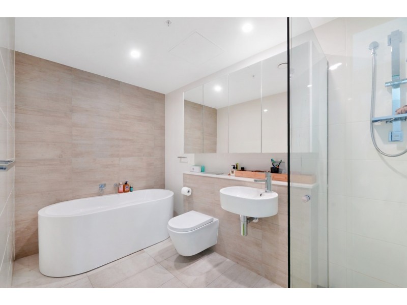 2008/2 Como Crescent, Southport QLD 4215