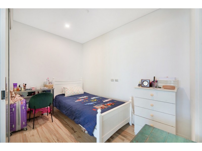 2008/2 Como Crescent, Southport QLD 4215