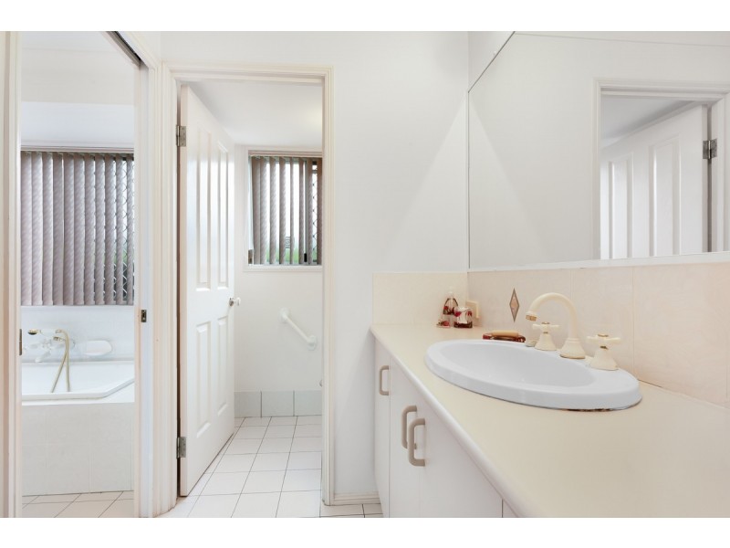 4 Henry Cotton Drive, Parkwood QLD 4214