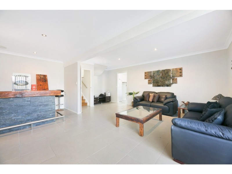 6 Daniel Crescent, Ashmore QLD 4214