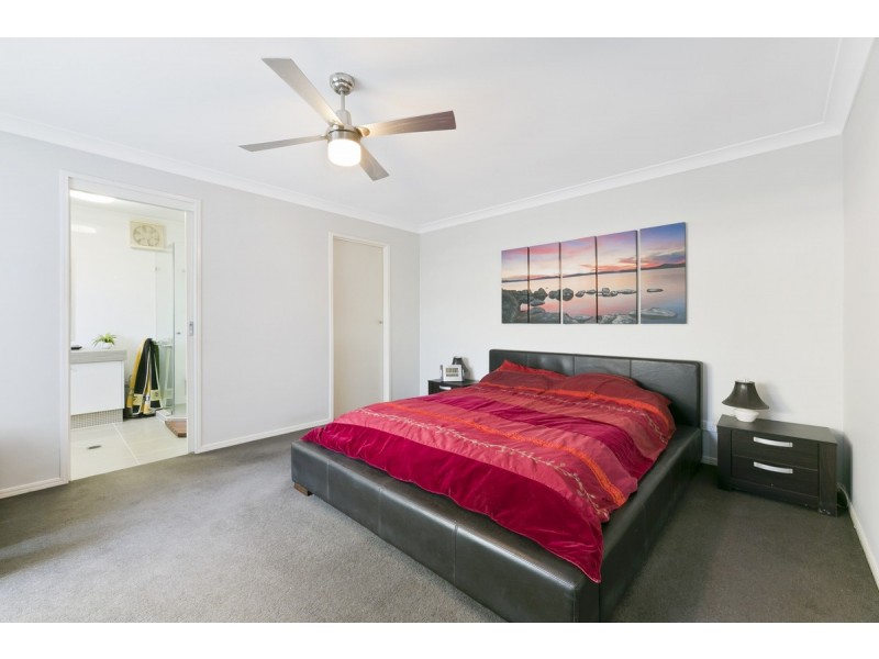 6 Daniel Crescent, Ashmore QLD 4214