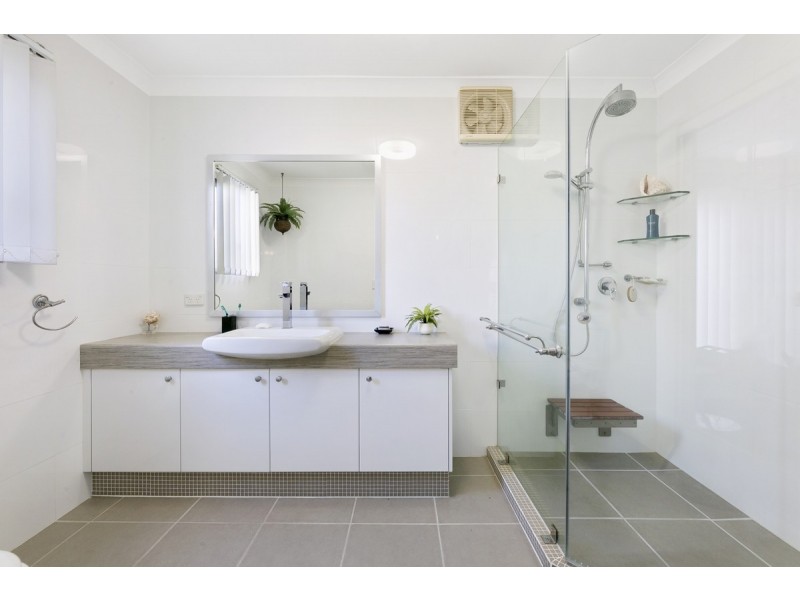 6 Daniel Crescent, Ashmore QLD 4214