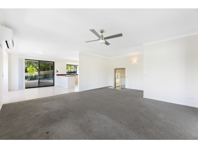 6 Daniel Crescent, Ashmore QLD 4214