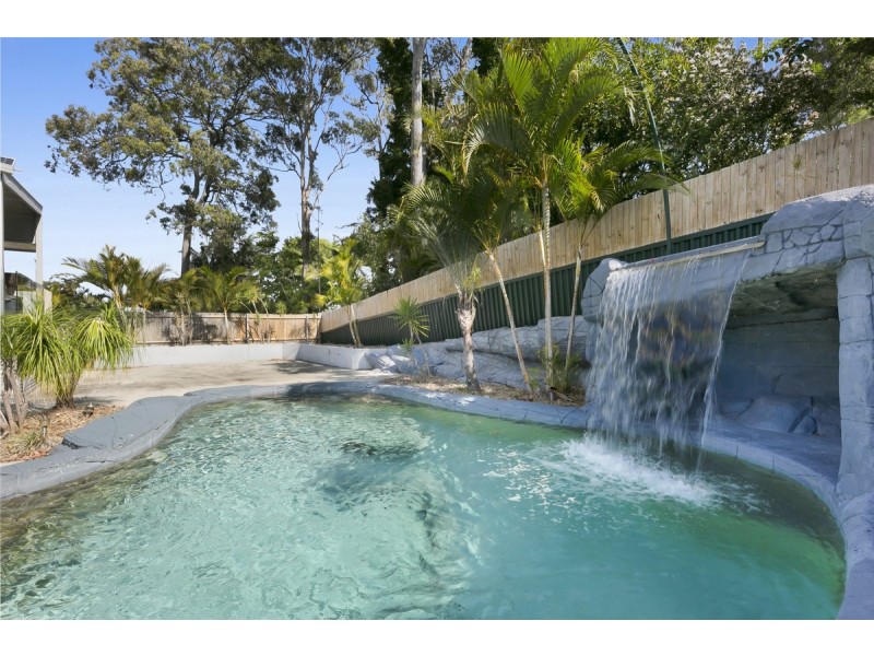 6 Daniel Crescent, Ashmore QLD 4214