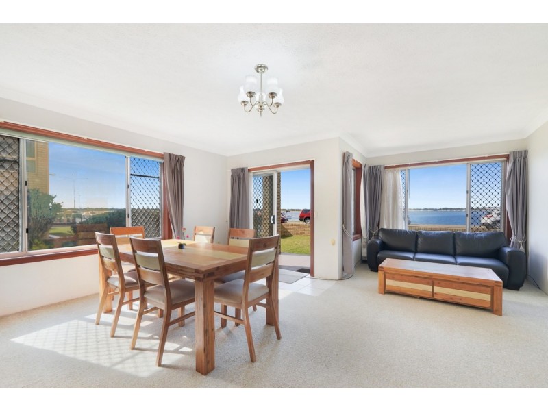 2/264 Marine Parade, Labrador QLD 4215