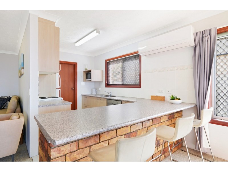 2/264 Marine Parade, Labrador QLD 4215