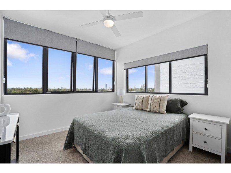 27/137 Eugaree Street, Southport QLD 4215