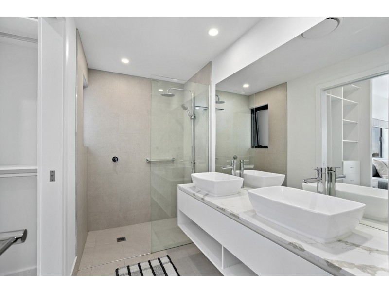 27/137 Eugaree Street, Southport QLD 4215