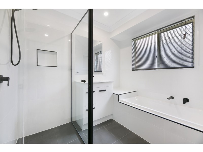 11 Castle Rock Street, Parkwood QLD 4214