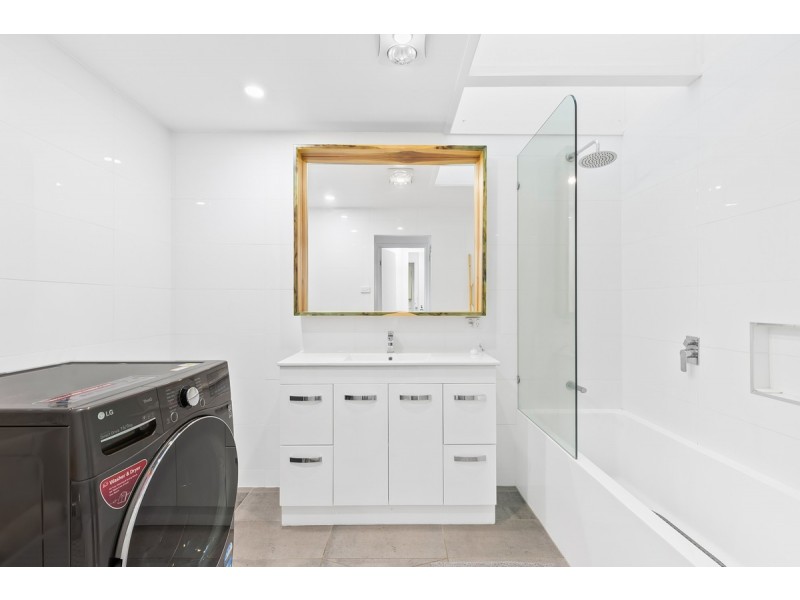 4/9 Proud Street, Labrador QLD 4215