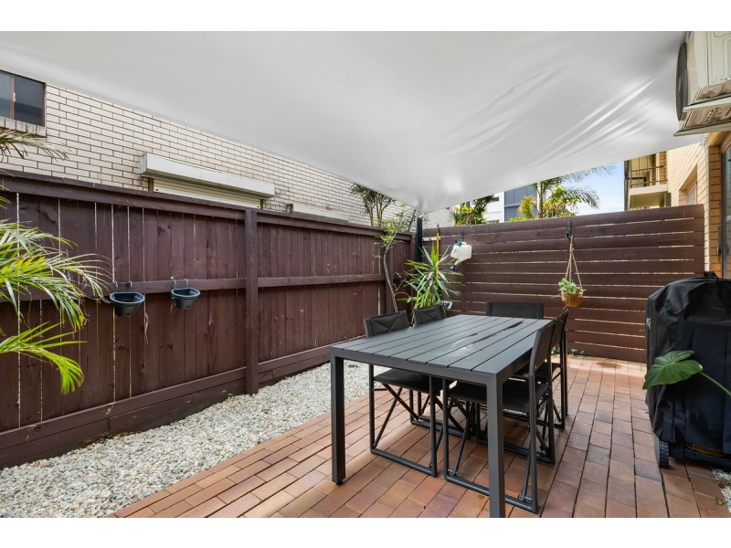 4/9 Proud Street, Labrador QLD 4215