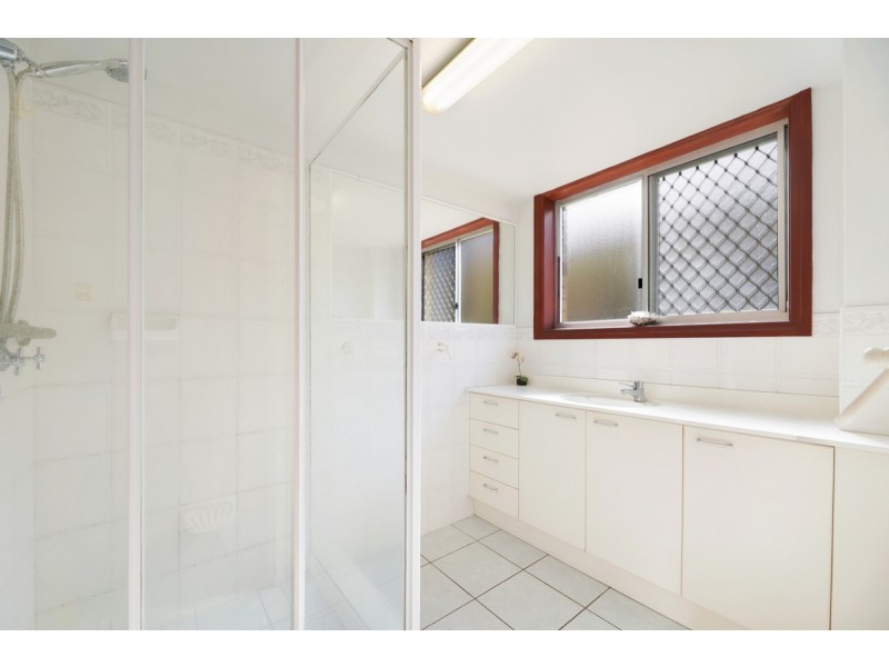 2/264 Marine Parade, Labrador QLD 4215