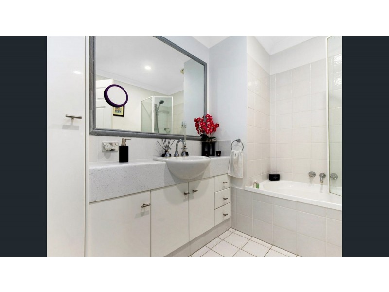11/100 Cotlew Street East, Southport QLD 4215