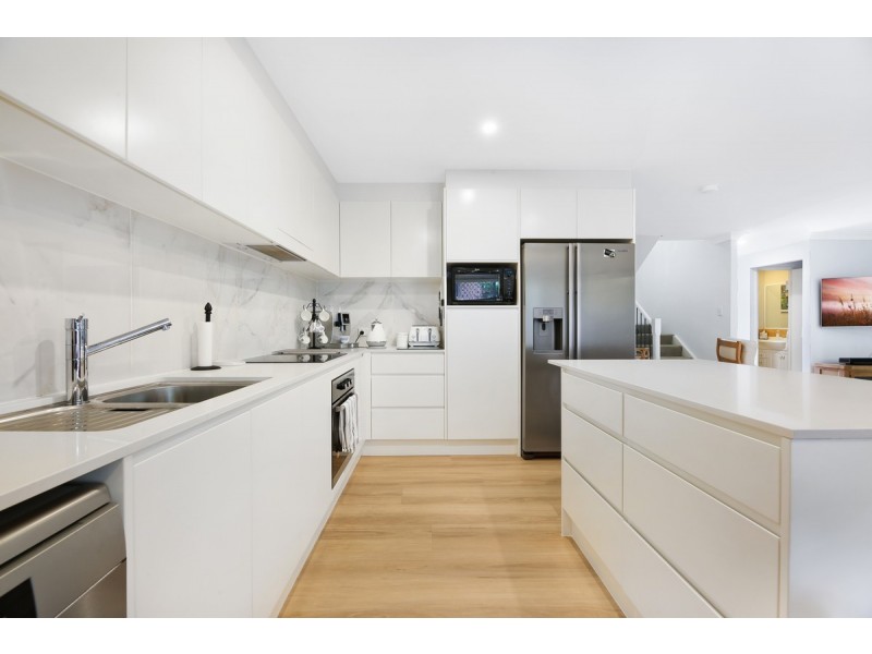 4/122 Pohlman Street, Southport QLD 4215