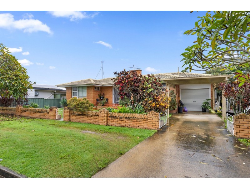 4 Palmer Drive, Labrador QLD 4215