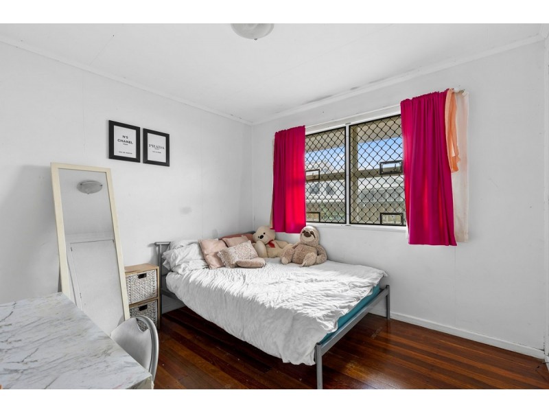 4 Palmer Drive, Labrador QLD 4215