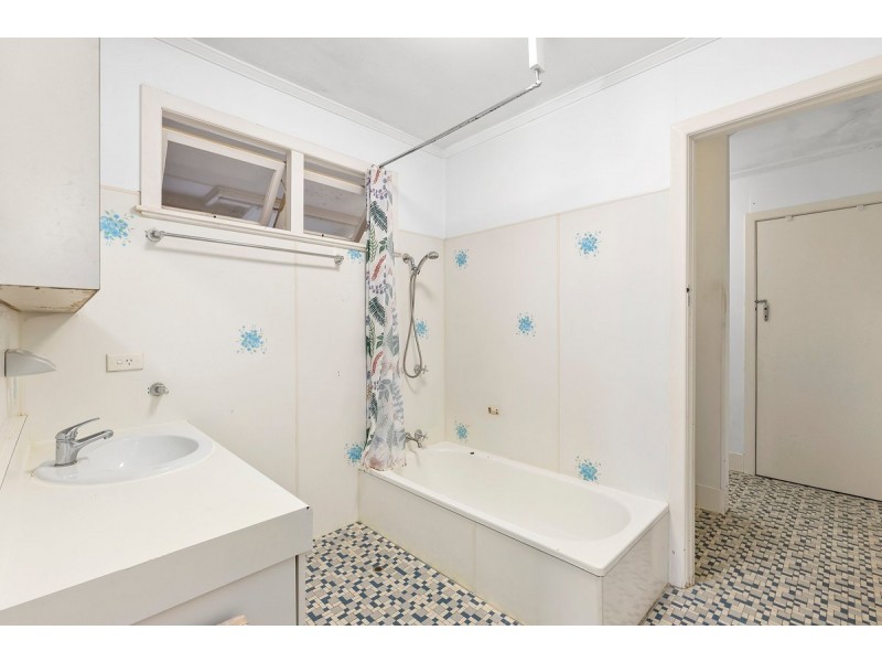 4 Palmer Drive, Labrador QLD 4215