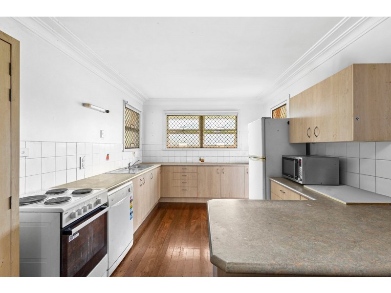 4 Palmer Drive, Labrador QLD 4215