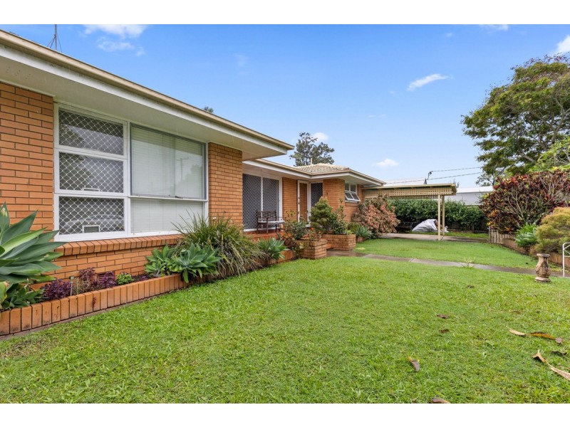 4 Palmer Drive, Labrador QLD 4215