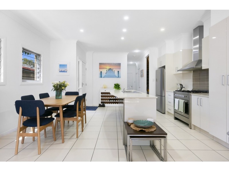 2/17 Nevenia Street, Labrador QLD 4215
