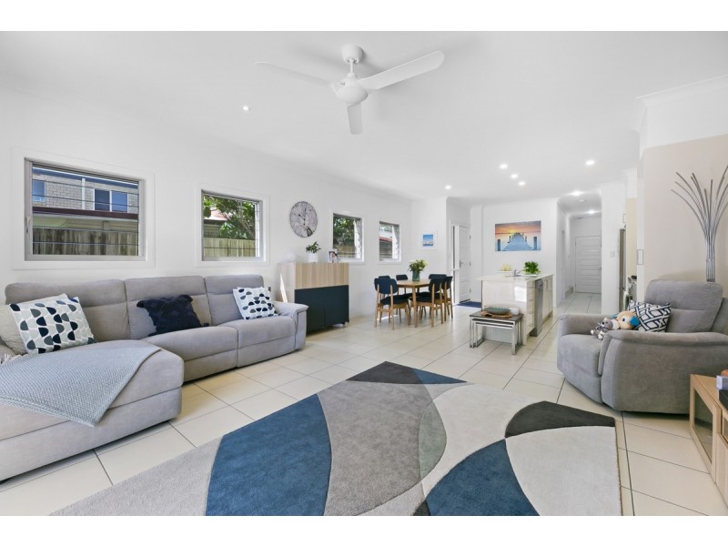 2/17 Nevenia Street, Labrador QLD 4215