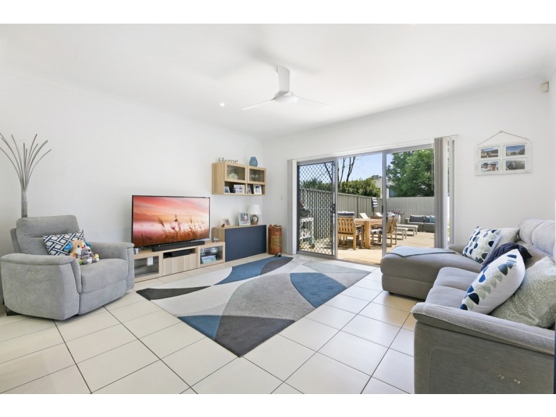 2/17 Nevenia Street, Labrador QLD 4215