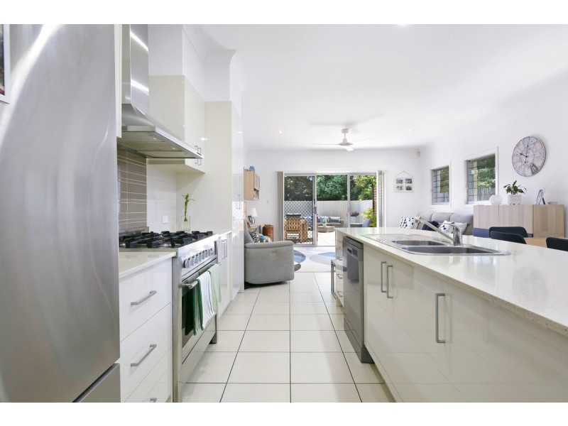 2/17 Nevenia Street, Labrador QLD 4215