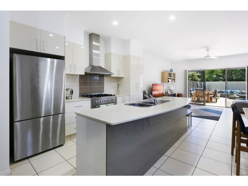 2/17 Nevenia Street, Labrador QLD 4215