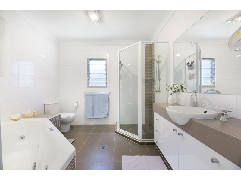 2/17 Nevenia Street, Labrador QLD 4215