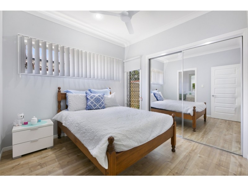 2/17 Nevenia Street, Labrador QLD 4215