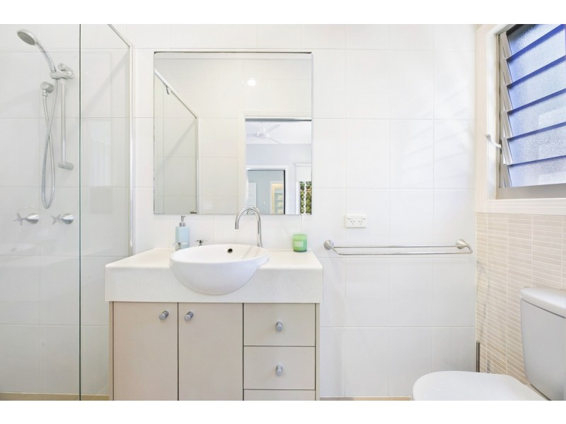 2/17 Nevenia Street, Labrador QLD 4215