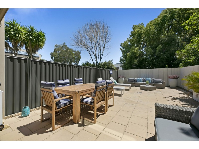 2/17 Nevenia Street, Labrador QLD 4215