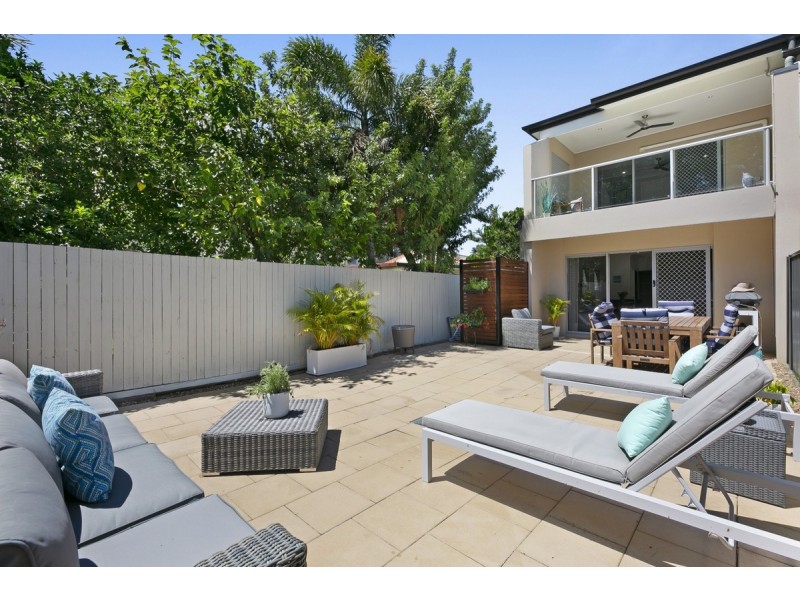 2/17 Nevenia Street, Labrador QLD 4215