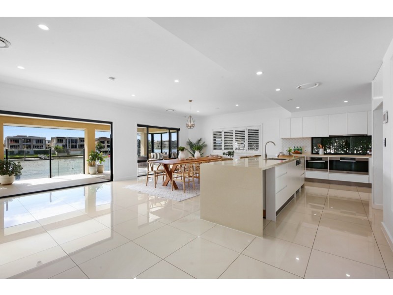 11 Namatjira Court, Broadbeach Waters QLD 4218