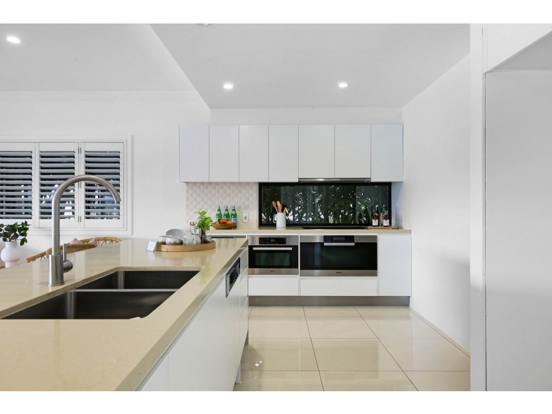 11 Namatjira Court, Broadbeach Waters QLD 4218