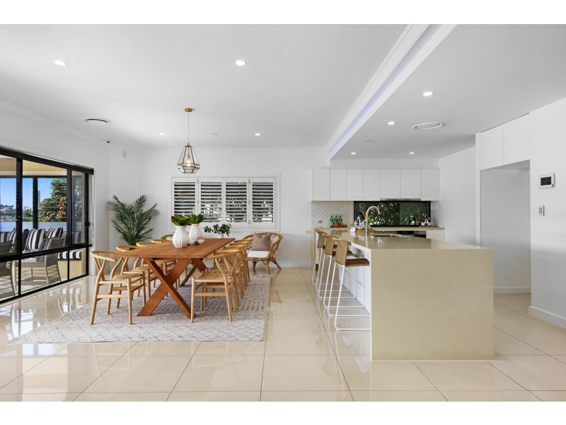 11 Namatjira Court, Broadbeach Waters QLD 4218