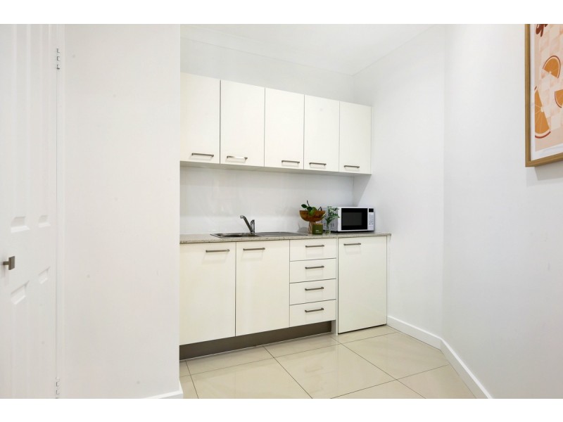 11 Namatjira Court, Broadbeach Waters QLD 4218